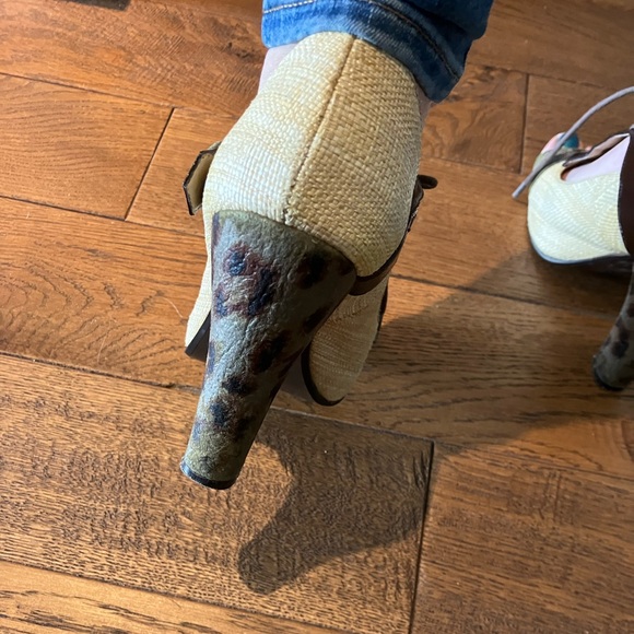 Super cute size 6 1/2 Naughty Monkey 4” heeled beige raffia lace up peep toes - Picture 10 of 16